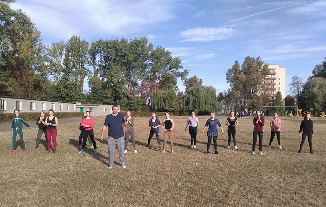 учасники флешмобу з філогічного факультету